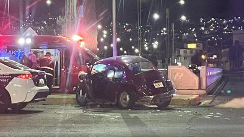 Auto se impacta vs un poste