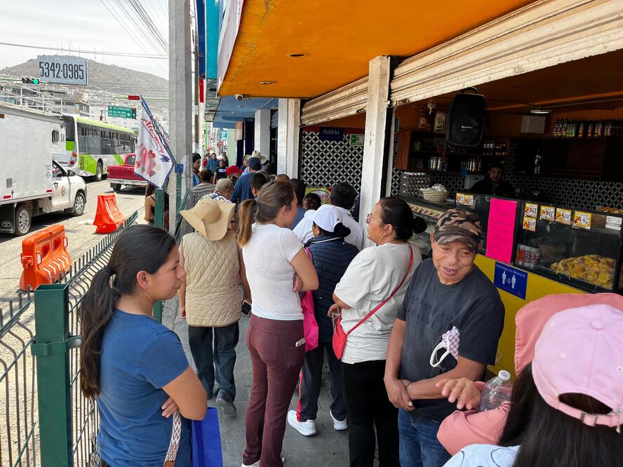 Largas filas se registran en la Central de abastos de Pachuca para adquirir pescados y mariscos I Foto: Ricardo Calleja