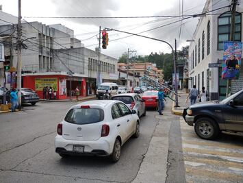 Caos vial en Huejutla por cierre de calles para tianguis navideño
