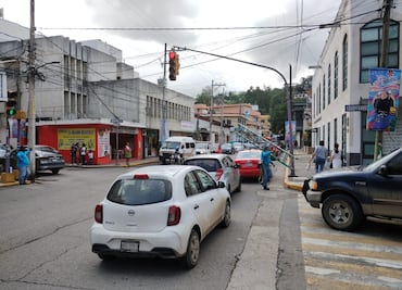 Caos vial en Huejutla por cierre de calles para tianguis navideño