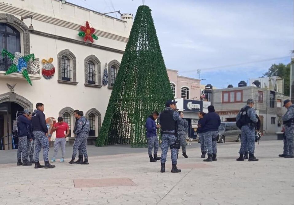 Policías municipales del municipio de Zapotlán de Juárez realizan este viernes un paro de labores para solicitar se les pague su salario completo.
Foto: Especial