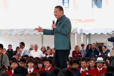 Menchaca entrega 10 mil tabletas a jóvenes y anuncia certificación en inglés para 2026