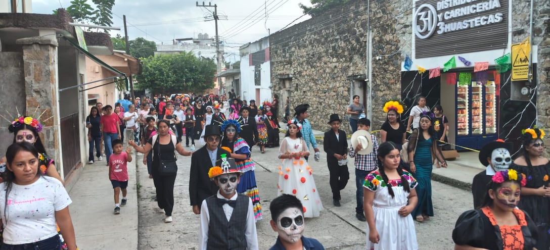 ​Con gran colorido y desfile de cuadrillas, arranca el Xantolo en Huejutla