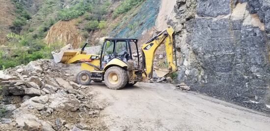 Continúan trabajos de limpieza en vías afectadas por lluvias