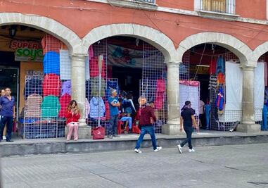 Ayuntamiento de Pachuca autorizó instalación temporal de vendedores ambulantes en plaza Independencia