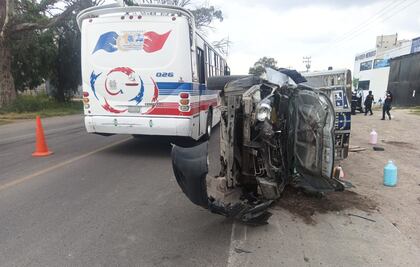 Vuelca camioneta en la carretera México-Pachuca; una persona resultó gravemente herida