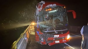 Autobús de pasajeros choca en la carretera entre Hidalgo y Puebla; pasajeros resultan ilesos