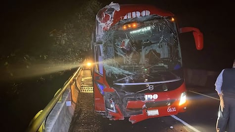 Autobús de pasajeros choca en la carretera entre Hidalgo y Puebla; pasajeros resultan ilesos