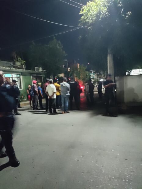 Por falta de energía eléctrica comuneros intentan retener a guardia de la CFE | Foto: Francisco Bautista