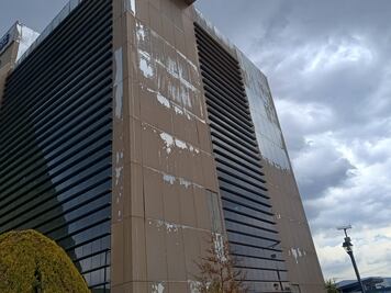 Urge mejoramiento en fachada de torre del Congreso; placas corren riesgo de caer