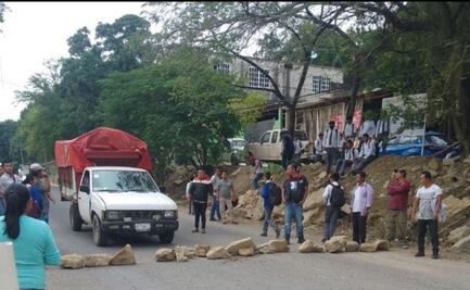 Padres de familia bloquean carretera Huejutla-San Felipe por falta de intendente en telesecundaria