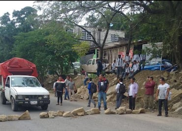 Padres de familia bloquean carretera Huejutla-San Felipe por falta de intendente en telesecundaria