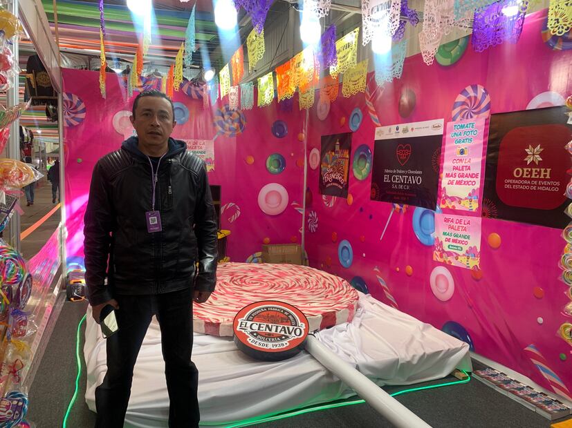 Feria de San Francisco Pachuca exhibe la paleta de caramelo más grande del país | Foto: OEEH