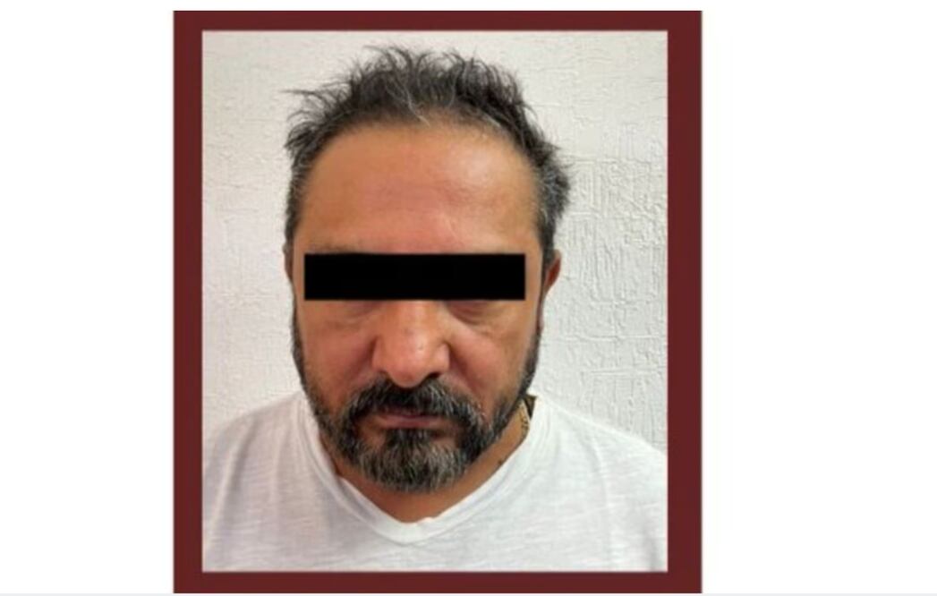 Víctor Eloy N compareció a su audiencia con pantalón café, el color característico que utilizan las personas privadas de libertad, así como una playera blanca. Lucía barba canosa y en todo momento fue custodiado por una policía procesal.