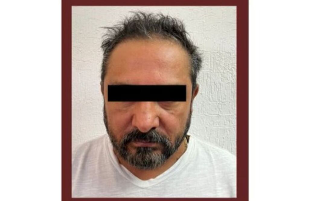 Víctor Eloy N compareció a su audiencia con pantalón café, el color característico que utilizan las personas privadas de libertad, así como una playera blanca. Lucía barba canosa y en todo momento fue custodiado por una policía procesal.