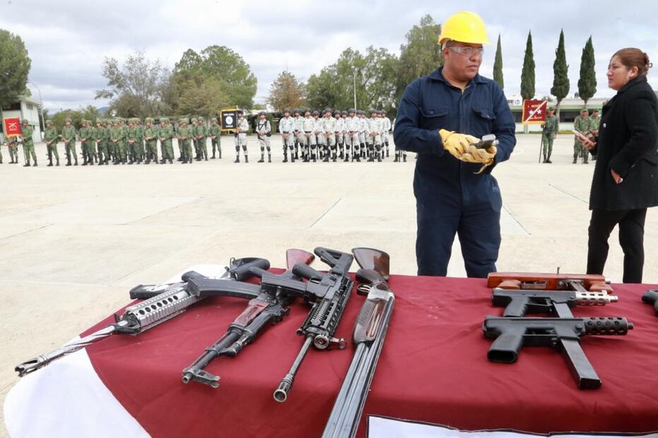 Un total de 339 armas de fuego largas y 125 cortas, así como 8 mil 988 cartuchos útiles que fueron decomisadas en diversos operativos en la entidad, se destruyeron para evitar su reutilización Fotos: Luis Soriano