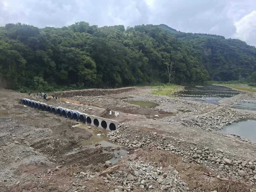 Construyen puente provisional para unir comunidades de Yahualica y Tianguistengo  I Foto: Francisco Bautista