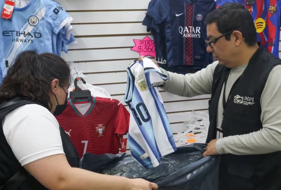 Operativo para localizar productos pirata en relación a la Copa Mundial de la FIFA 2026. Esto en tres plazas ubicadas en calle Lázaro cárdenas.| Foto: Luis Camacho | El Universal