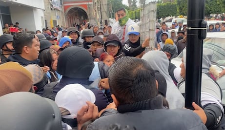 Desalojo de comerciantes semifijos en Ixmiquilpan desata agresiones y bloqueo carretero