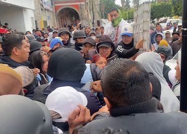 Desalojo de comerciantes semifijos en Ixmiquilpan desata agresiones y bloqueo carretero