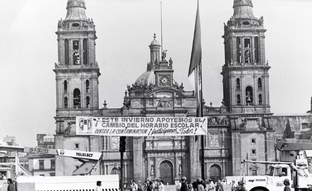Campaña del PRI-DF en 1992, para fomentar alternativas en contra de la contaminación atmosférica, como un cambio en el horario escolar para permitir que los menores entraran más tarde a clases o se les suspendieran labores si había contingencia. Foto: ESPECIAL.