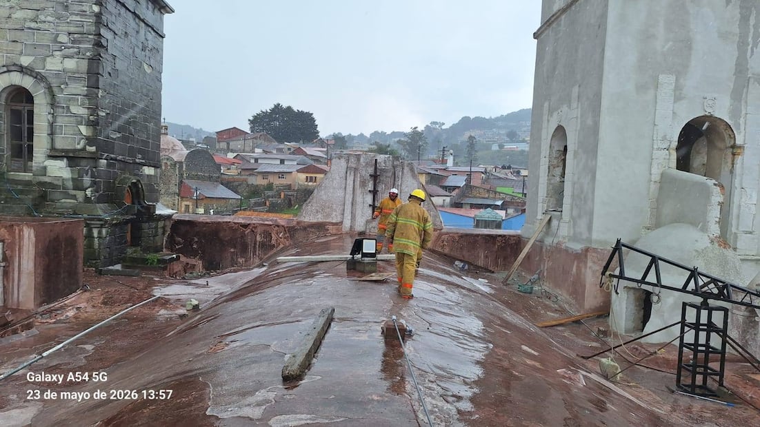 Rayo derriba cruz de histórica iglesia en Real del Monte durante tormenta | Facebook: Dirección de Proteccion Civil y Bomberos de Mineral del Monte