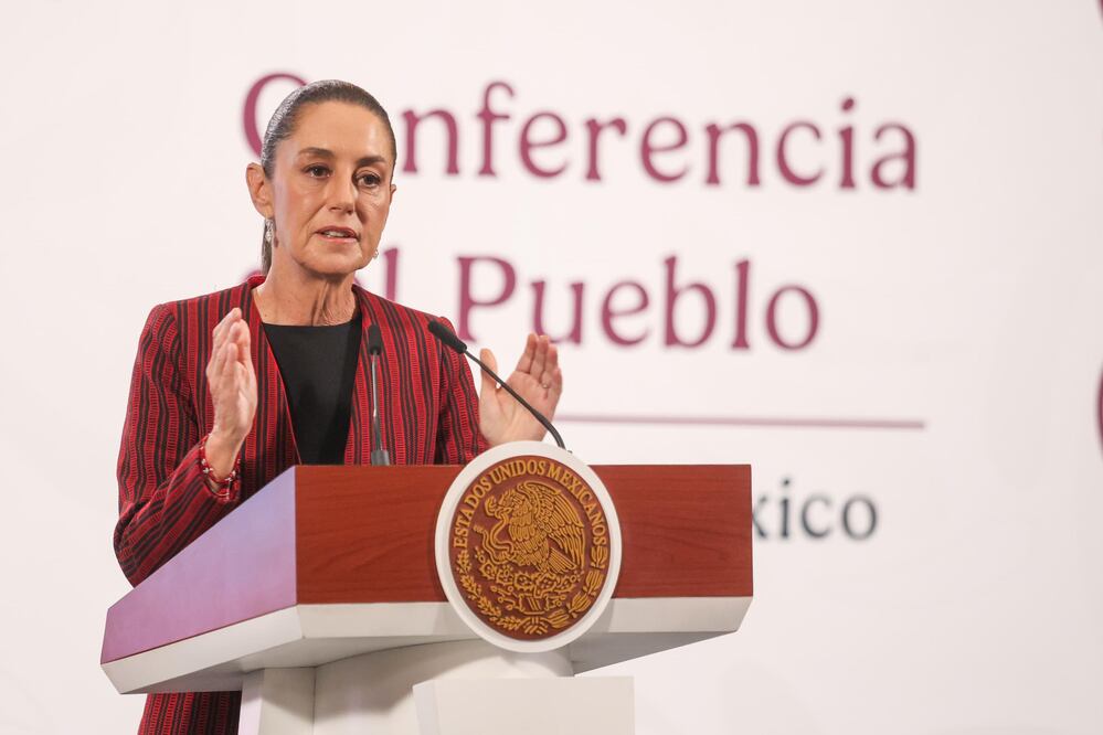 La presidenta Claudia Sheinbaum durante la conferencia matutina desde Palacio Nacional. La acompañan: Omar García Harfuch, secretario de Seguridad y Protección Ciudadana y Rosa Icela Rodríguez, secretaria de Gobernación. Foto: Agencia EL UNIVERSAL/Axel Sánchez/RDB.