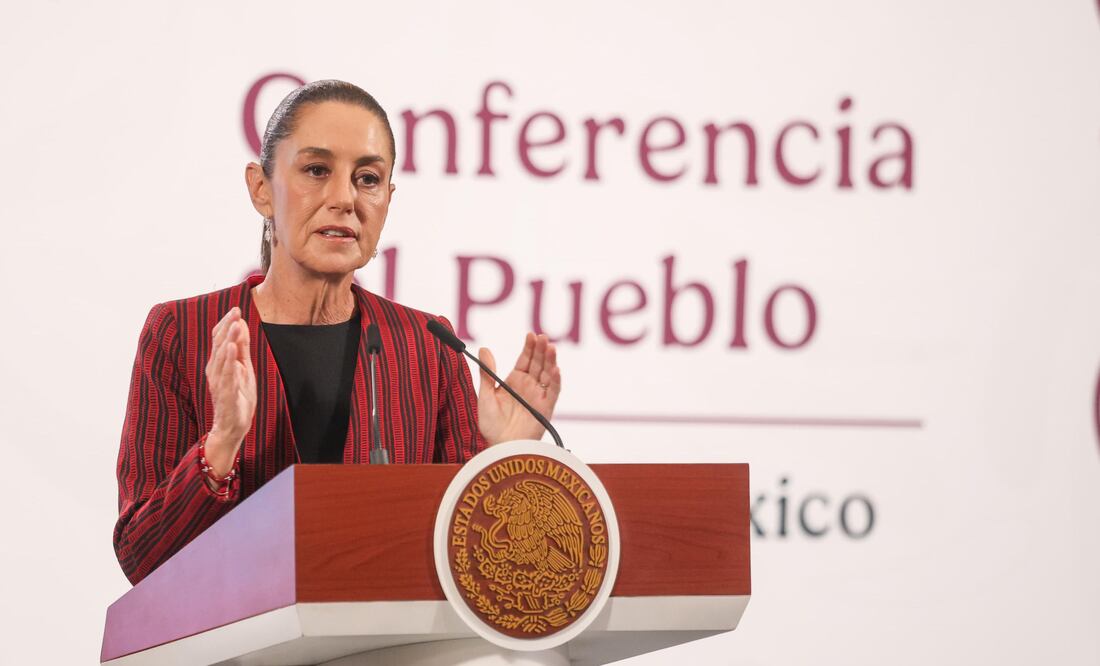 La presidenta Claudia Sheinbaum durante la conferencia matutina desde Palacio Nacional. La acompañan: Omar García Harfuch, secretario de Seguridad y Protección Ciudadana y Rosa Icela Rodríguez, secretaria de Gobernación. Foto: Agencia EL UNIVERSAL/Axel Sánchez/RDB.
