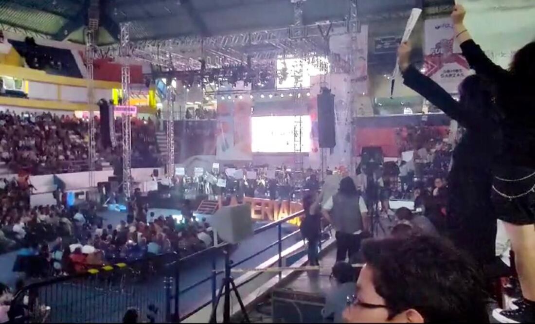 Estudiantes del Instituto de Artes (IDA) de la Universidad Autónoma del Estado de Hidalgo se manifestaron con carteles y consignas pidiendo la intervención del rector Fotos: Especial