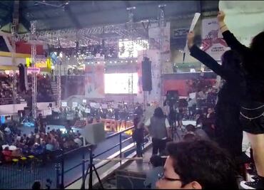 Alumnos del Instituto de Artes se plantaron en la FIL para manifestarse en contra de su directora