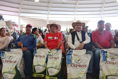 Entregan terneras y semillas a productores de Hidalgo