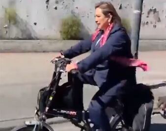Llega a INE en bicicleta a registrarse como candidata a Presidencia