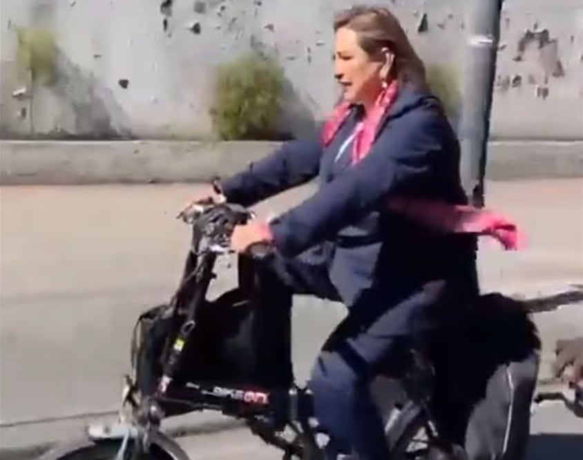 Xóchitl Gálvez va en bici a su registro ante el INE como candidata presidencial | Captura de video