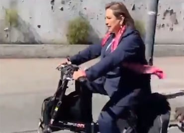 Llega a INE en bicicleta a registrarse como candidata a Presidencia