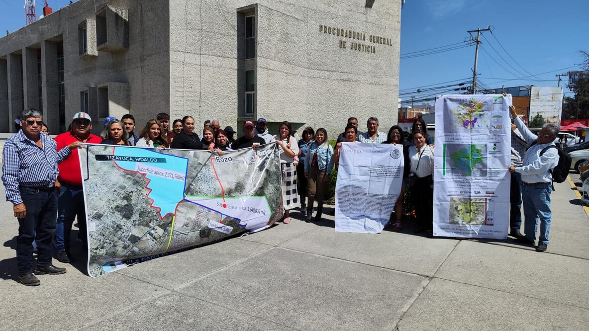 Vecinos de Tizayuca y Tolcayuca se manifestaron Tribunal Fiscal Administrativo y la Procuraduría General de Justicia (PGJEH), luego de que durante 17 meses no han mostrado avances en las denuncias interpuestas contra los gobiernos de Tizayuca, Tolcayuca, Secretaria de Obras Públicas y Ordenamiento Territorial, así como otros involucrados en el despojo de territorio.
Foto: Javier Quezada