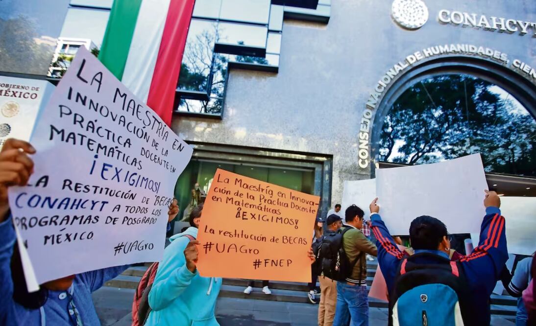 Protesta de jóvenes científicos ante el Conahcyt por recorte en el número de apoyos para becas de investigación. Foto: Archivo | El Universal