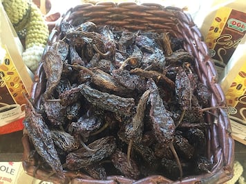 Buscan denominación de origen para el chile rayado de La Misión