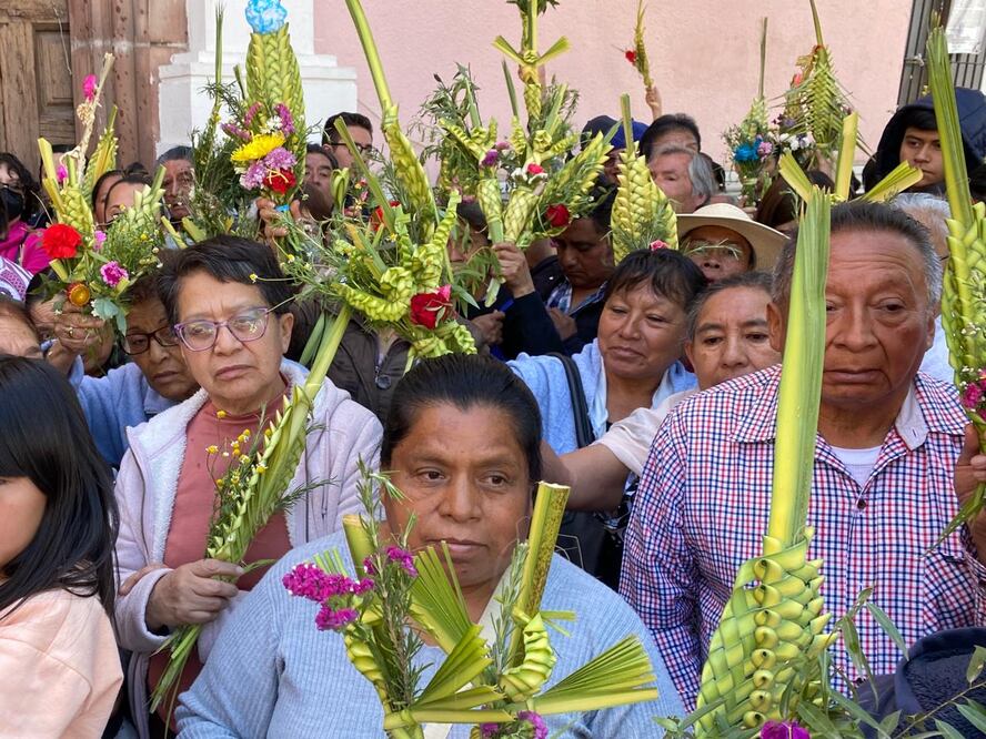 Las actividades iniciaron este 13 de abril con la celebración del Domingo de Ramos. Alrededor de las 10 de la mañana salieron desde la mina del Lobo en la antigua carretera a Real del Monte, luego pasaron por Pedro Escobedo hasta llegar a la capilla del barrio y  continuar a la iglesia de San Francisco I Foto:Luis Soriano