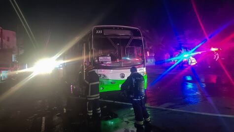 Se incendia autobús en el bulevar Colosio; no hubo personas lesionadas