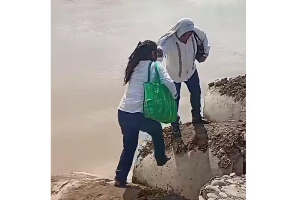 Habitantes de Huautla afrontan peligros para cruzar el río Calabozo