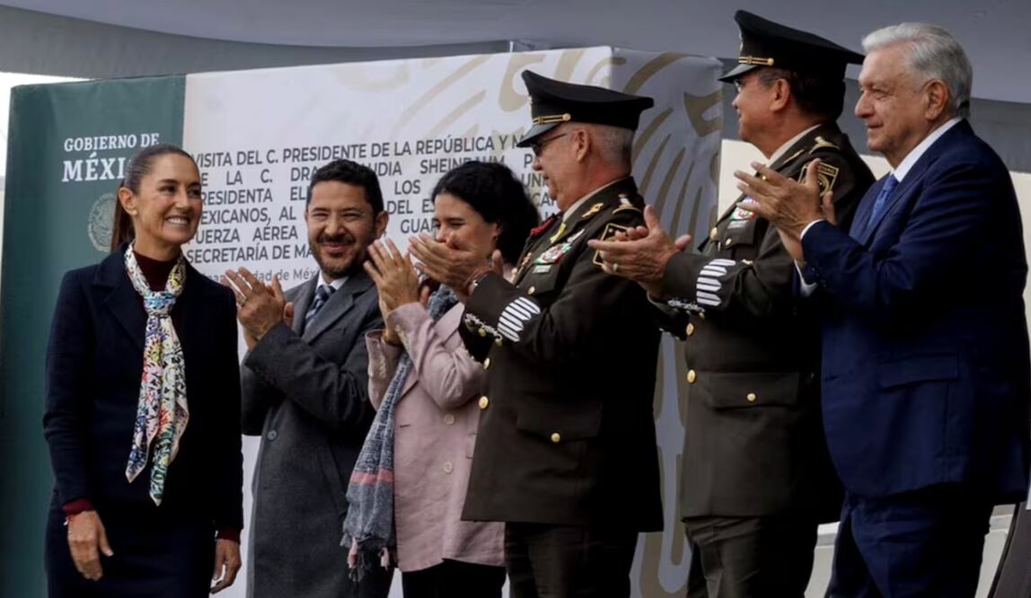 Sheinbaum aseguró que junto con las Fuerzas Armadas van a seguir fortaleciendo la paz y la seguridad y atender siempre con humanismo, disciplina y valor "los problemas que tengamos que afrontar". Foto: Yaretzy M. Osnaya / EL UNIVERSAL