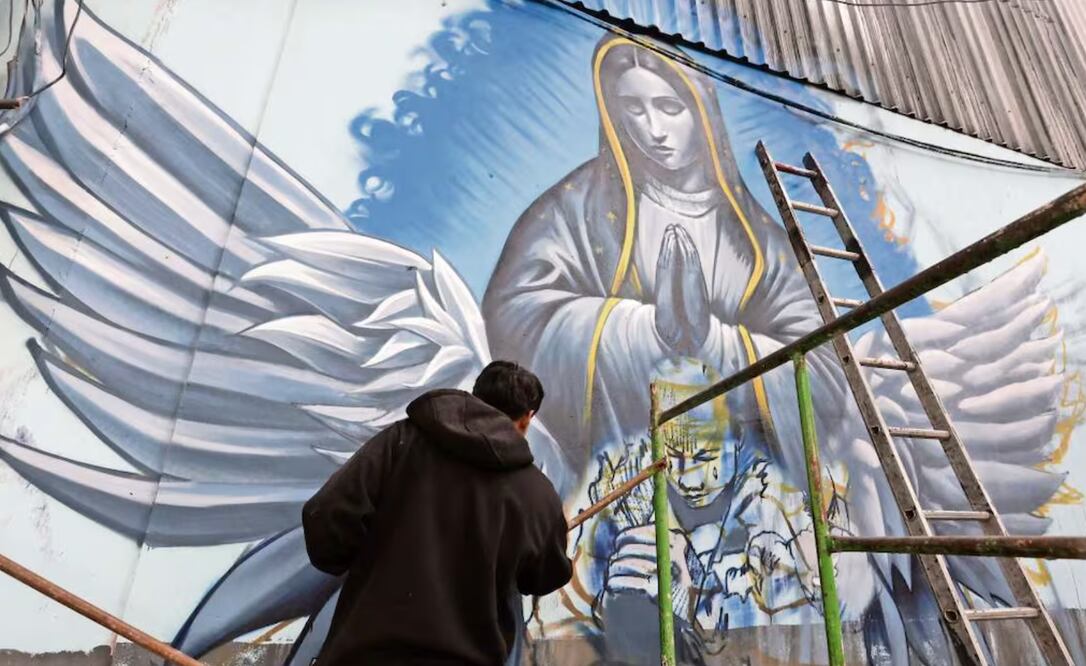 El artista urbano afirma que el mural lo pinta con mucho amor y respeto. La obra está a unos pasos del puente de La Concordia. Foto: Francisco Rodríguez / EL UNIVERSAL