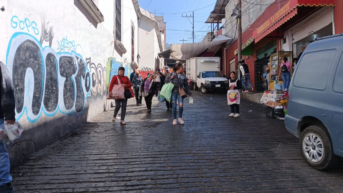Quitan puestos en calle Patoni, tras pelea entre comerciantes
Fotos Lourdes Naranjo