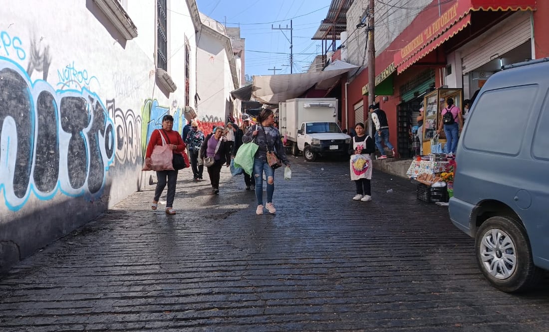 Quitan puestos en calle Patoni, tras pelea entre comerciantes 
Fotos Lourdes Naranjo
