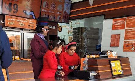 Gerente de sucursal Little Caesars se disfraza de Willy Wonka
