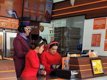 Gerente de sucursal Little Caesars se disfraza de Willy Wonka