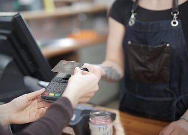 Adiós a las comisiones por pagar con tarjeta, avalan reforma