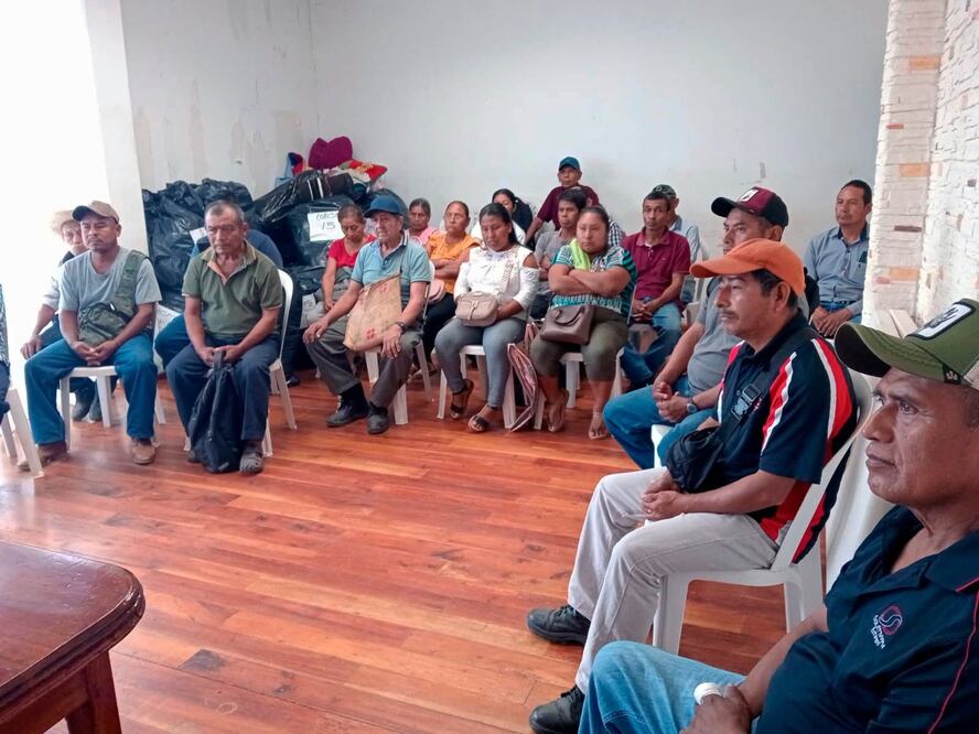 Los ejidatarios y campesinos detallaron al edil la magnitud de las pérdidas, señalando que el desbordamiento comprometió seriamente su principal sustento I Foto:  Especial