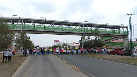 Trabajadores de la empresa Carnival bloquean la México-Pachuca