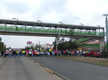 Trabajadores de la empresa Carnival bloquean la México-Pachuca